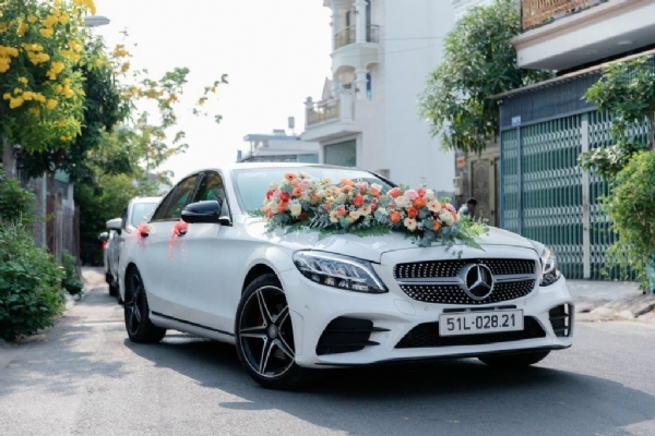 Mercedes E300 4 chỗ: Sự lựa chọn tinh tế cho lễ cưới thêm trọn vẹn